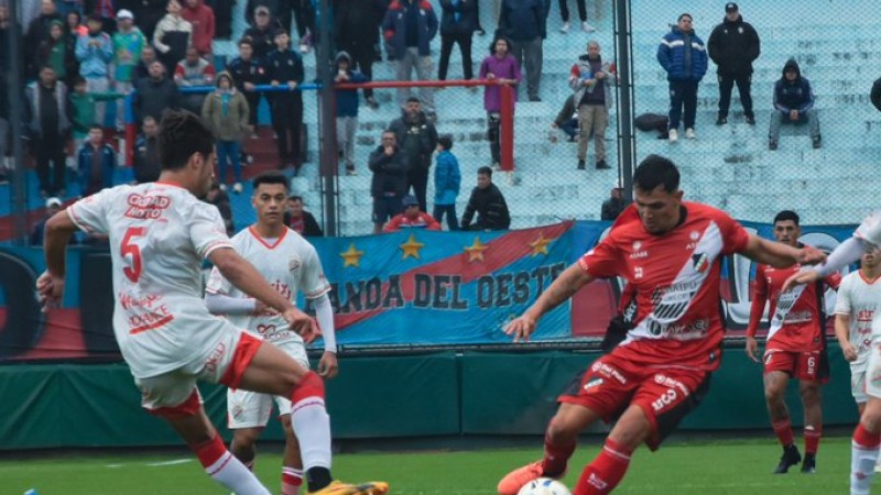 En Sarandí, Deportivo Maipú venció a Arsenal por 2 a 1 con dos jugadores menos